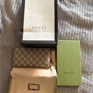 NWT Gucci Beige and Brown Zip Wallet